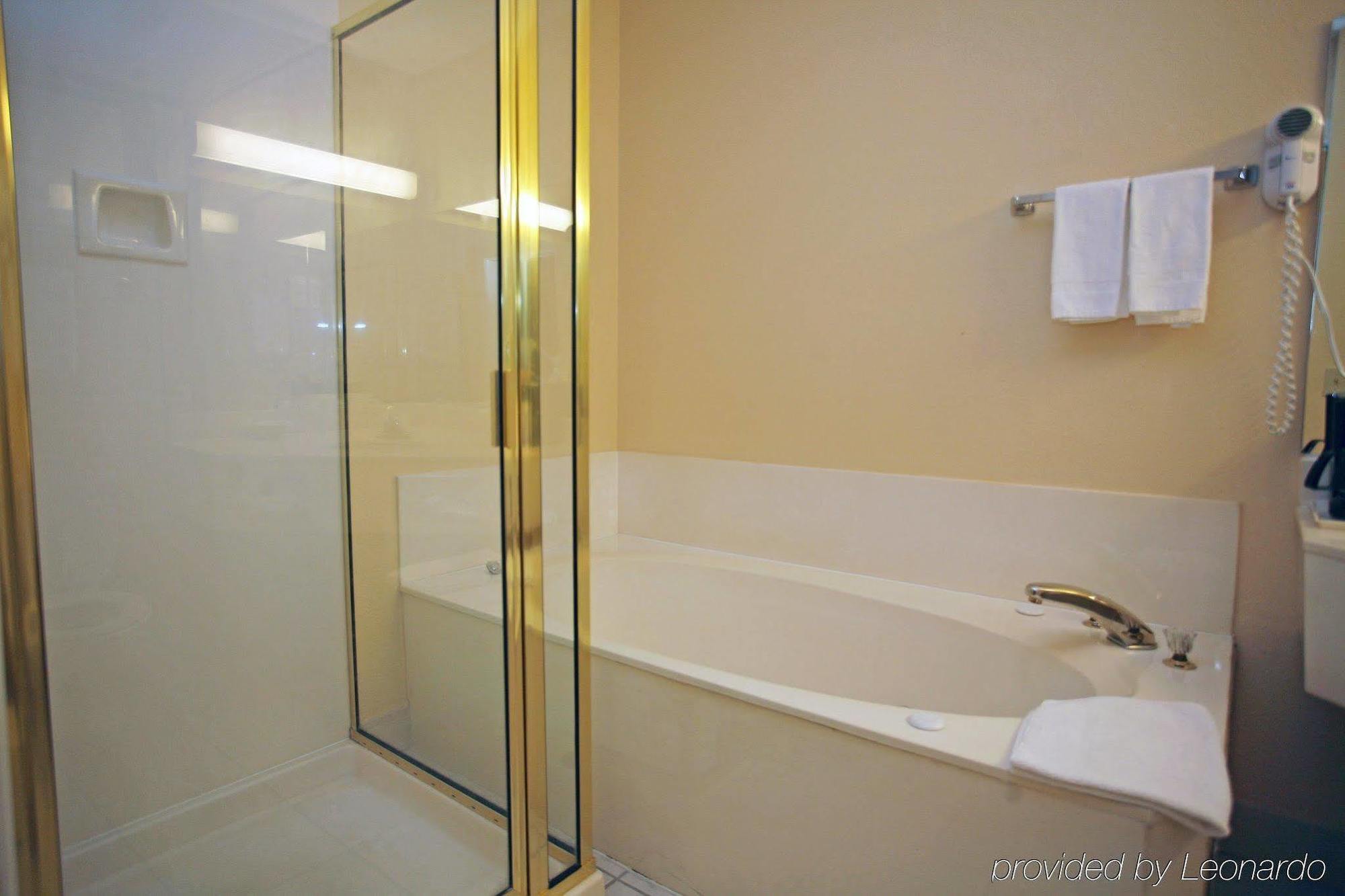 Americas Best Value Inn Louisville Room photo